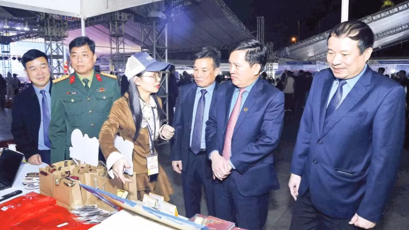 Leaders of the Hai Phong City Labour Federation and delegates visit recruitment booths at the first Job Fair 2025. (Photo: Pham Cuong)