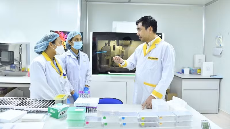 Dr Vo Sy Nam discusses genome sequencing technologies with colleagues.