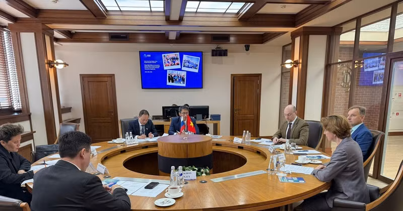 Prof. Dr. Tran Hong Thai, President of the Viet Nam Academy of Science and Technology (VAST), has a working session with leaders of Russia’s State Atomic Energy Corporation Rosatom. (Photo: VNA)