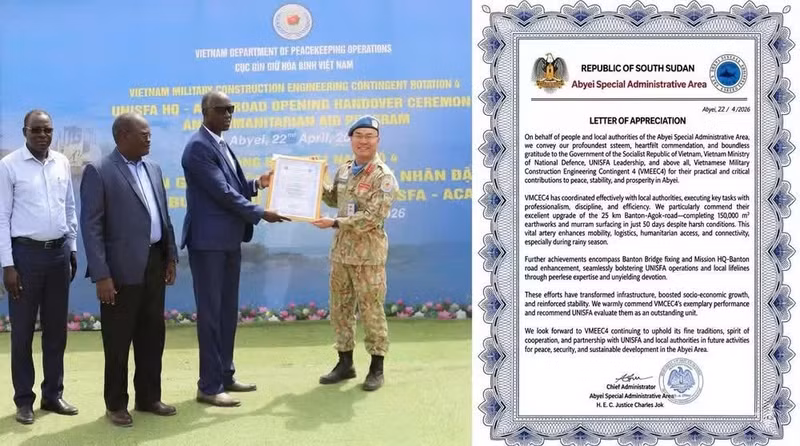 A representative of the Abyei administration presented a letter of commendation in recognition of the contributions made by the Vietnamese engineering unit. (Photo: Van Quyet)