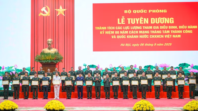 General Phan Van Giang and General Trinh Van Quyet presenting certificates of merit to collectives and individuals.