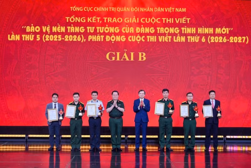General Nguyen Trong Nghia and Associate Professor Dr Doan Minh Huan presented B prizes to winning authors and author groups.
