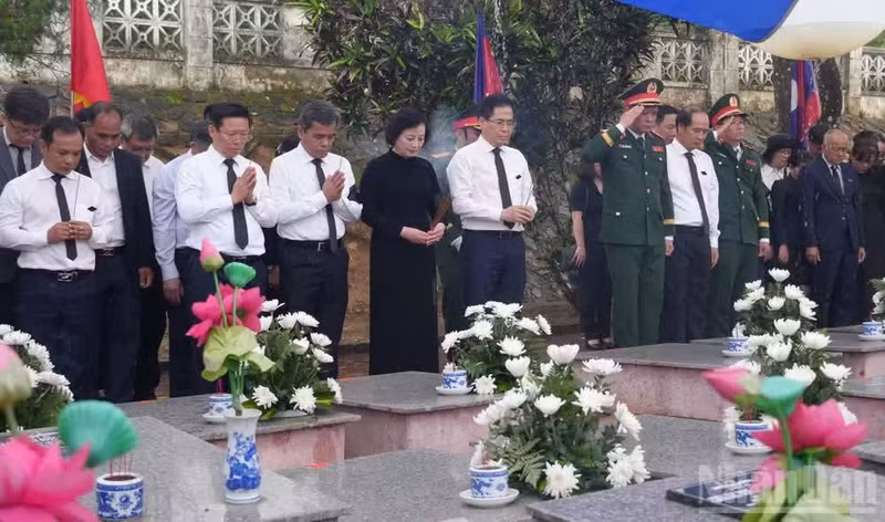 Deputy Prime Minister Pham Thi Thanh Tra and delegates at the reburial ceremony. (Photo: NDO)