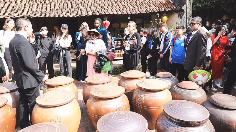 International tourists explore Duong Lam Ancient Village. (Photo: ANH QUAN)