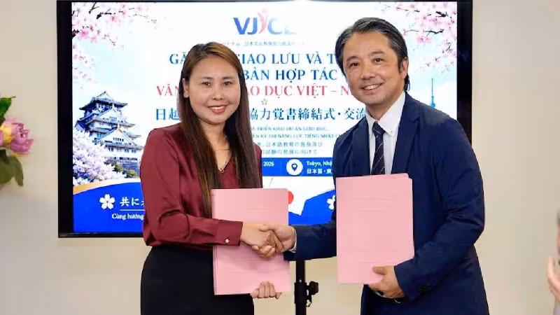 Representatives of the Viet Nam–Japan Centre for Cultural and Educational Cooperation and Aoyama School of Japanese exchange the signed cooperation agreement.