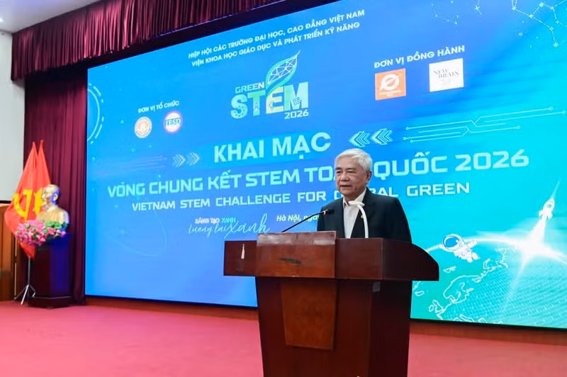Dr Nguyen Quan, former Minister of Science and Technology, Chairman of the Viet Nam Automation Association and Head of the competition’s professional board, speaks at the event.