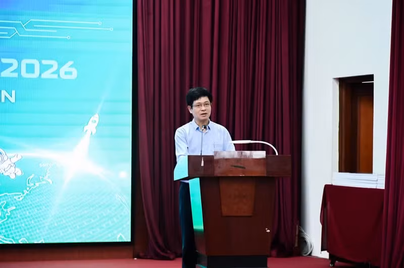 Associate Professor and Dr Nguyen Xuan Thanh, Principal of the Ha Noi School for Educational Management Staff Training and Chairman of the competition’s judging panel, delivers remarks.