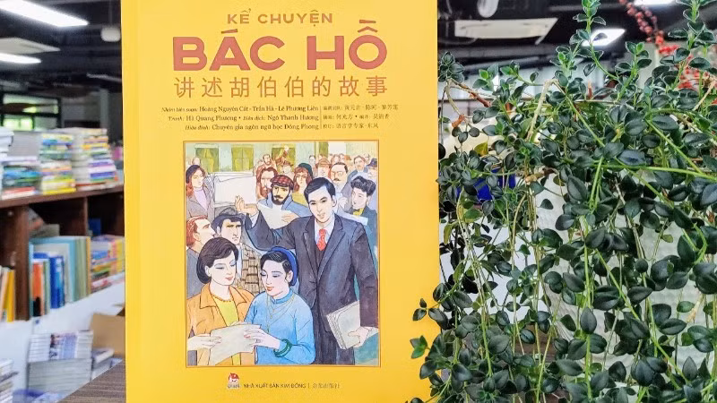 The Vietnamese-Chinese bilingual edition of “Telling Stories about Uncle Ho”.
