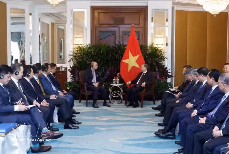 General Secretary of the Communist Party of Viet Nam Central Committee and State President To Lam (right) meets Wee Ee Cheong, Deputy Chairman and CEO of United Overseas Bank (UOB) (Photo: VNA)