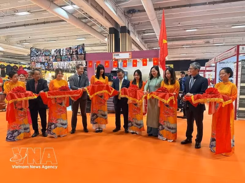 Delegates cut the ribbon to inaugurate the Vietnam Pavilion at Foire de Paris. (Photo: VNA)