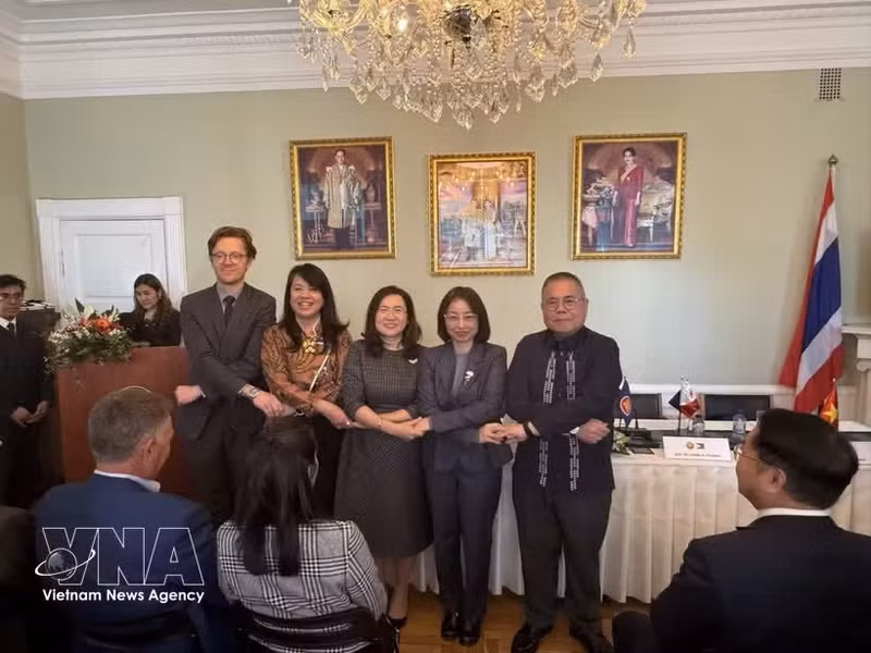 ASEAN ambassadors and representatives from the Danish Ministry of Foreign Affairs pose for a commemorative photo (Photo published by VNA)