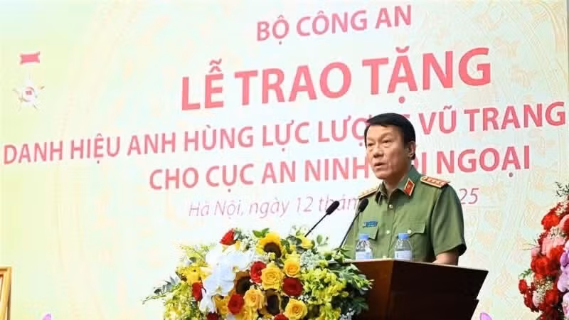 Minister Luong Tam Quang delivers a congratulatory address and assigns new tasks to the External Security Force at the ceremony conferring the title “Hero of the People's Armed Forces” on the Department of External Security. (Photo: Ministry of Public Security)