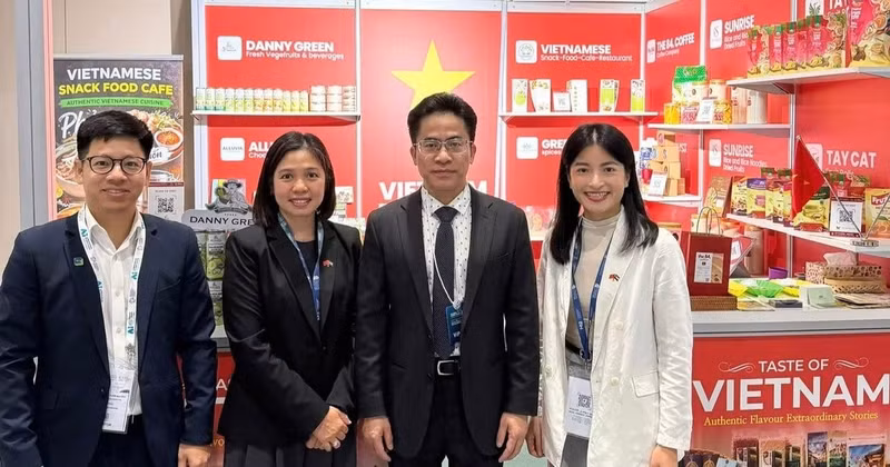 Ambassador Nguyen Thanh Diep (second from right) and embassy staff at the booth showcasing Vietnamese products. (Photo: Embassy of Viet Nam in the UAE)