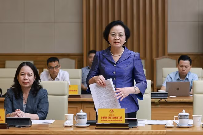 Minister of Home Affairs and Vice Chairwoman of the Central Emulation and Commendation Council Pham Thi Thanh Tra speaks at the meeting (Photo: VNA)