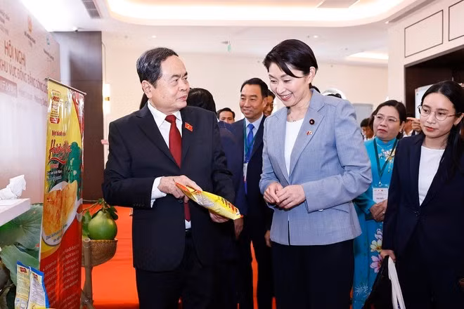 National Assembly Chairman Tran Thanh Man and Chairwoman of the Japan-Viet Nam Parliamentary Friendship Alliance Obuchi Yuko visit an exhibition of products on the event's sidelines (Photo: VNA)