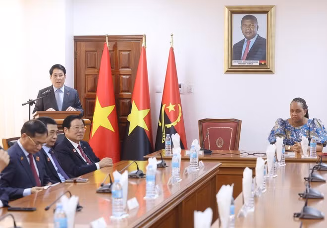 State President Luong Cuong holds a working session with Mara Quiosa, Vice President of the ruling People’s Movement for the Liberation of Angola (MPLA) as part of his state visit to Angola on August 8 (local time). (Photo: VNA)