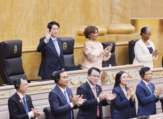 President Luong Cuong (waving hand) at the plenary session of the Angolan National Assembly on August 7. (Photo: VNA)