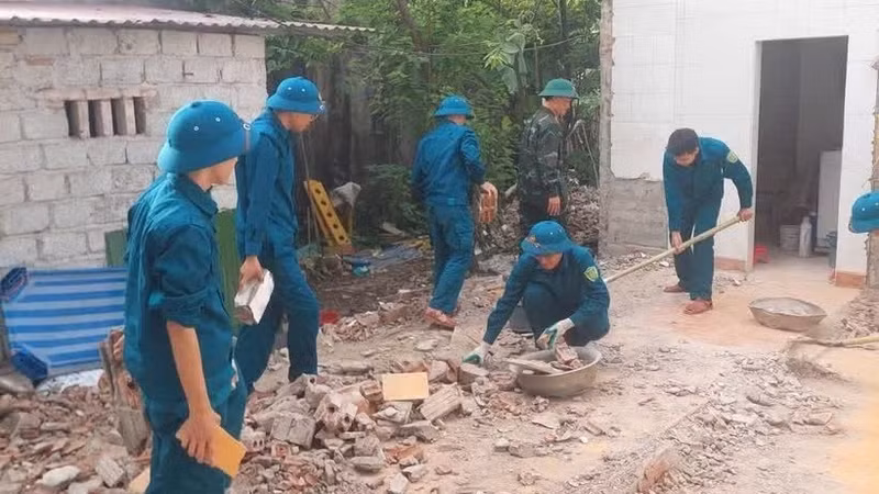 As of June 10, 2026, the Thanh Hoa provincial Military Command deploys 674 officers and soldiers to assist families eligible for the programme to replace temporary and dilapidated homes for the biological children of revolutionaries exposed to toxic chemicals, contributing a total of 4,592 workdays. (Photo: VNA)