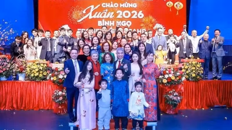 Embassy staff and delegates pose for a commemorative photo at the event. (Photo courtesy of the Vietnamese Embassy in Germany)