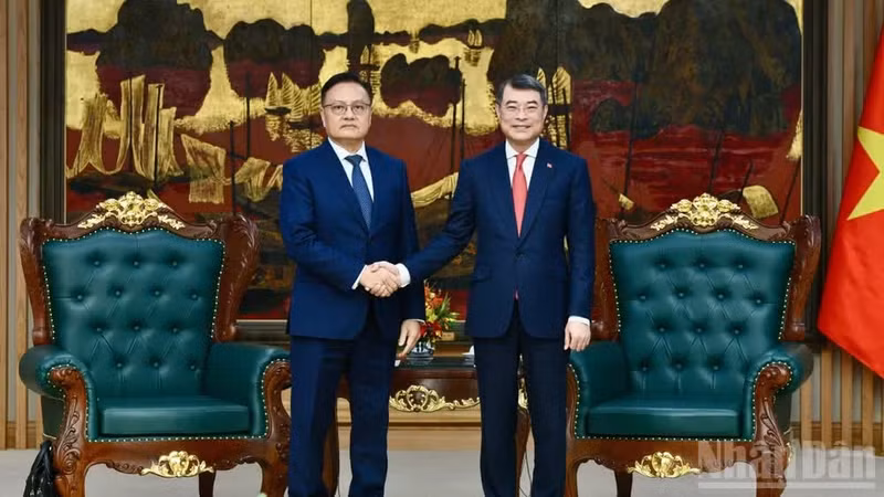 Prime Minister Le Minh Hung (right) reveives Lao Deputy Prime Minister and Minister of Finance Santiphab Phomvihane in Ha Noi on August 28 (Photo: NDO)