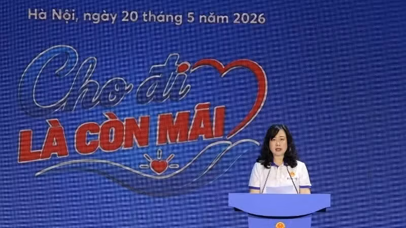 Minister of Health Dao Hong Lan speaks at the event.