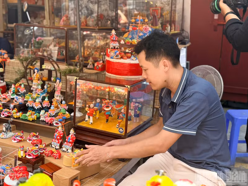 Master artisan Dang Van Hau, who makes handmade flour figurines, said: “Today, thanks to new technologies, flour figurines are more durable and can be preserved for longer. Combined with techniques passed down from previous generations, each work has its own ‘soul’ while retaining the essence of traditional craftsmanship. This is what I want to convey through my creations.”