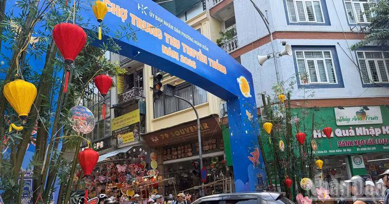 The Hoan Kiem Ward People’s Committee has erected an eye-catching gateway to welcome residents coming to shop, sightsee, and enjoy themselves on Hang Ma Street. (Photo: HA NHUNG)