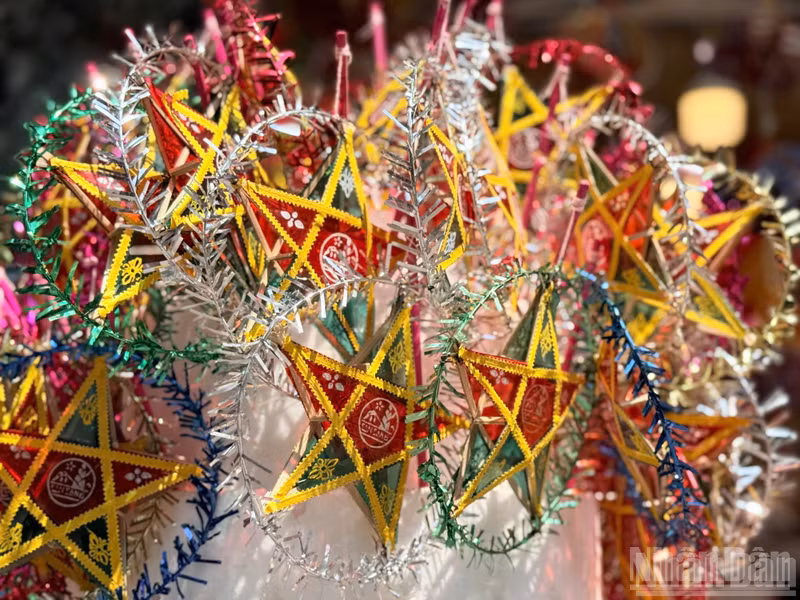 Star-shaped lanterns, an indispensable toy for the Mid-Autumn Festival, can be easily found everywhere, from roadside stalls to large shops.
