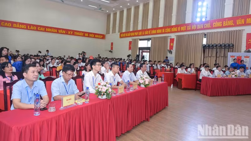 Representatives of participating institutions and students from the two countries attend the programme. (Photo: CONG HAI)