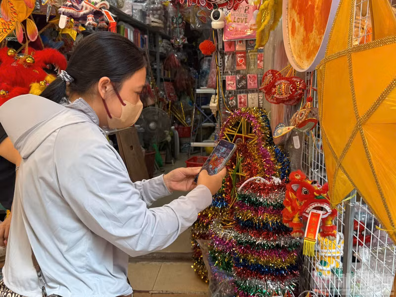 Phuong Ha, a resident of Ba Dinh Ward, was taking the opportunity to shop for decorations for her daughter’s classroom ahead of the Mid-Autumn Festival. She said: “There are more products this year than in previous years, and prices have remained stable compared with last year, so I find it quite easy to choose. One particularly notable thing is that there are far more folk and traditional toys, and buyers, including young people, are showing a strong preference for traditional toys. I am very happy to see that young people appreciate these traditional cultural values so much.”