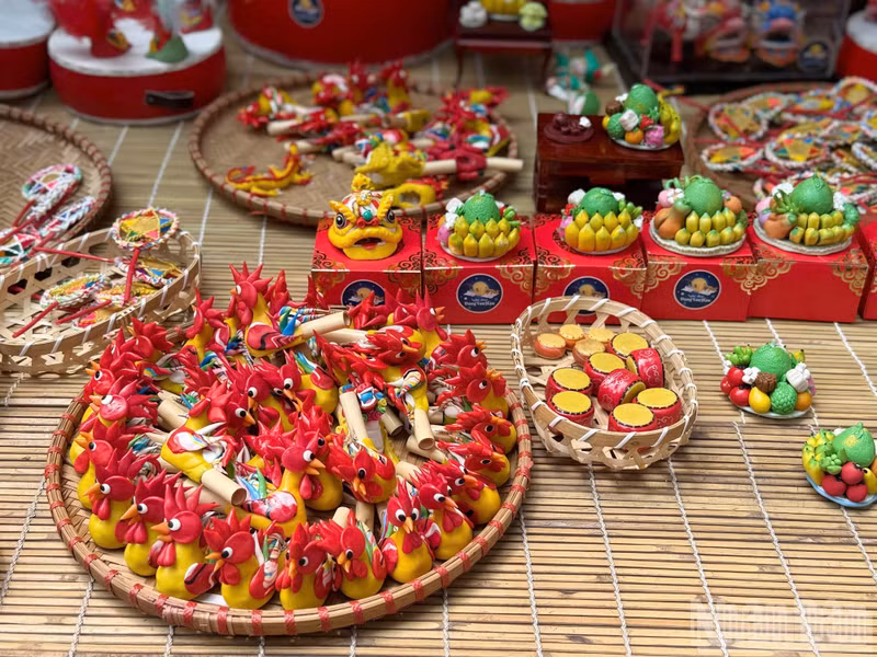 In recent years, handmade flour figurines have attracted considerable interest from visitors. Featuring a rich variety of forms, from lion heads and trays of five-fruit offerings to pig figurines, these products are meticulously handcrafted to recreate the traditional Mid-Autumn lantern procession of the past. They are all closely associated with a joyful and bountiful Mid-Autumn Festival.