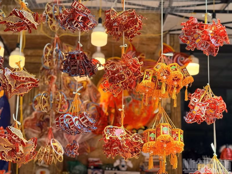 The street glows with the vibrant colours of red and blue cellophane, hues closely associated with traditional Mid-Autumn toys. (Photo: HA NHUNG)
