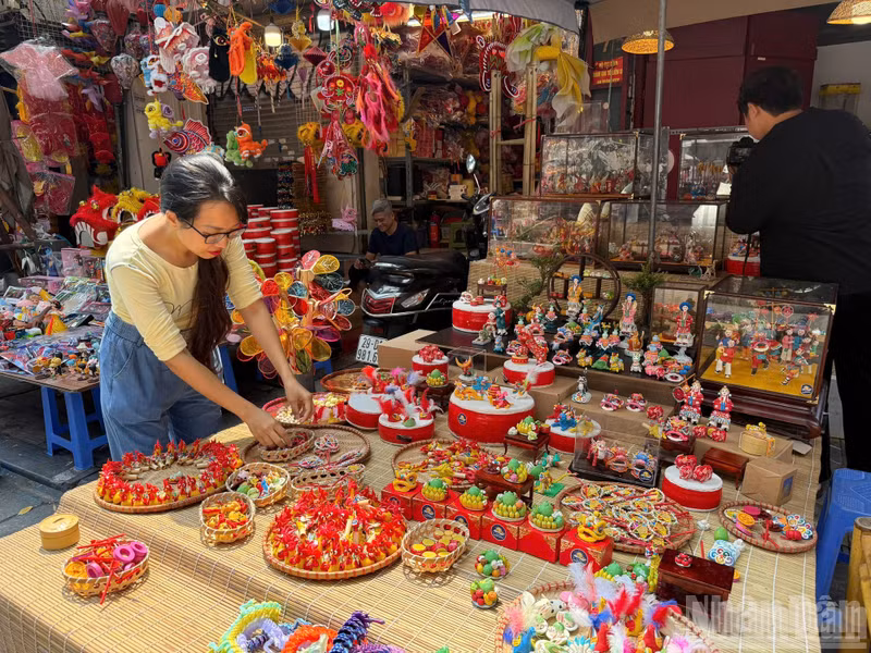 More young people taking an interest in traditional Mid-Autumn toys