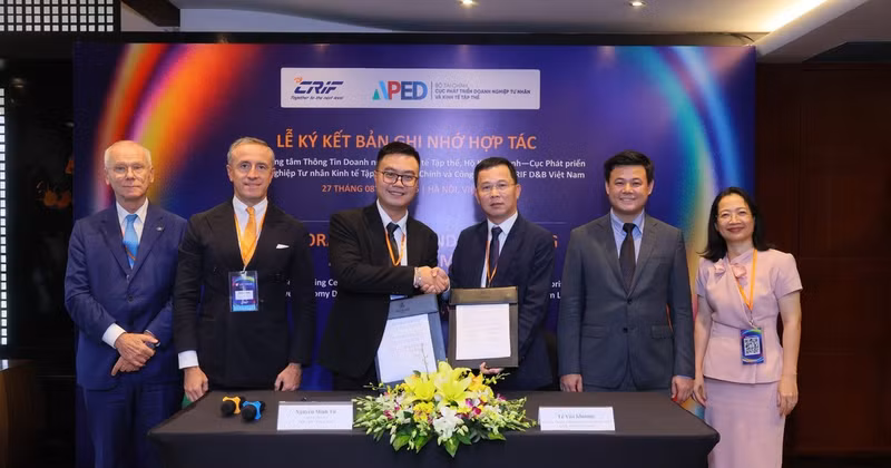 The signing ceremony. (Photo: Organising Committee)