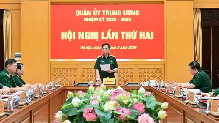General Phan Van Giang chairs the conference.