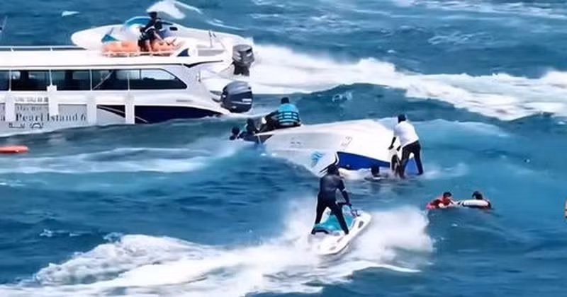 Rescue personnel search for and assist victims of the tourist boat accident. (Photo: nhandan.vn)