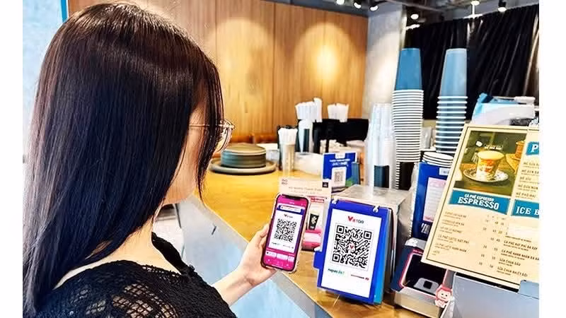 The use of e-wallets for cashless payments is becoming increasingly common among consumers. (Photo: Pham Viet)