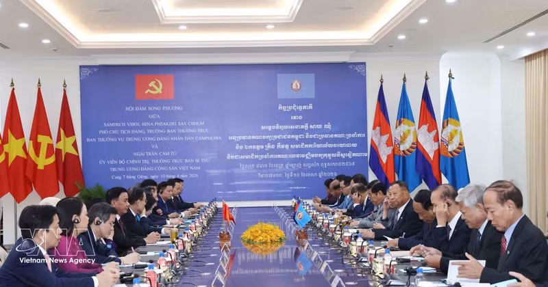 The talks between Politburo member and Permanent member of the Communist Party of Viet Nam Central Committee’s Secretariat Tran Cam Tu and Chairman of the Standing Board of the Cambodian People's Party Central Committee Samdech Say Chhum in Phnom Penh on April 10. (Photo: VNA)