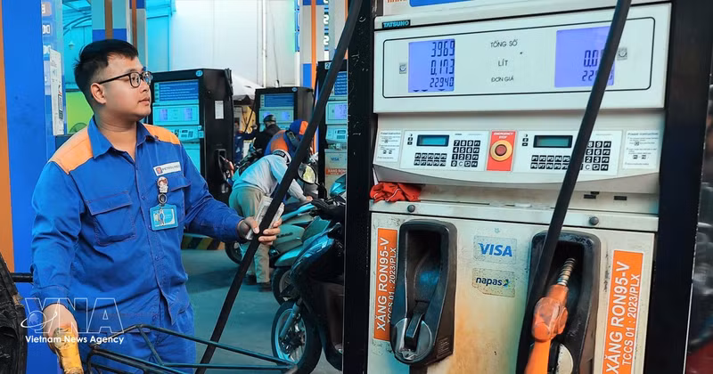 A worker refuels a motorbike at a Petrolimex station. (Photo: VNA)