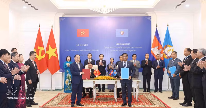 Politburo member and Permanent member of the Communist Party of Vietnam (CPV) Central Committee’s Secretariat Tran Cam Tu and Vice President of the Cambodian People’s Party (CPP) and Chairman of Standing Board of the CPP Central Committee Say Chhum witness the exchange of cooperation documents in Phnom Penh on April 10. (Photo: VNA)