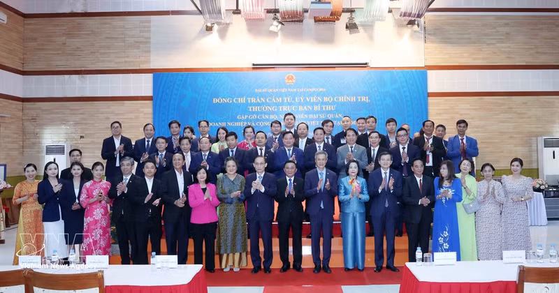 Politburo member and Permanent member of the Communist Party of Viet Nam (CPV) Central Committee’s Secretariat Tran Cam Tu (centre, front row) in a group photo with members of the Vietnamese community and business representatives in Cambodia. (Photo: VNA)