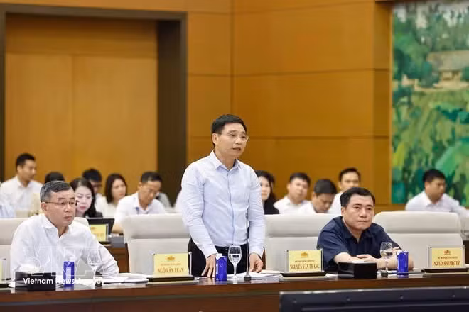 Deputy Prime Minister Nguyen Van Thang speaks at a discussion. (Photo: VNA)