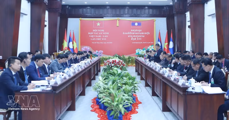 Security forces of Vietnam and Laos convene their annual conference in Vientiane on April 10, 2026. (Photo: VNA)