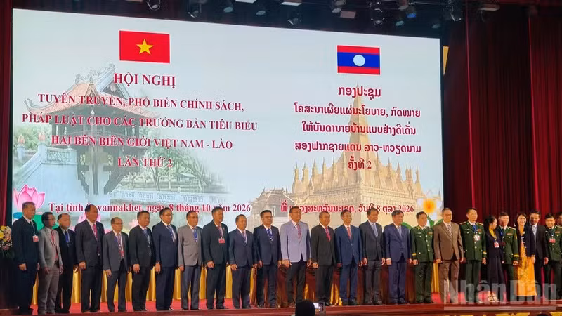 Viet Nam, Laos enhance legal awareness among border village leaders. (Photo:NDO)