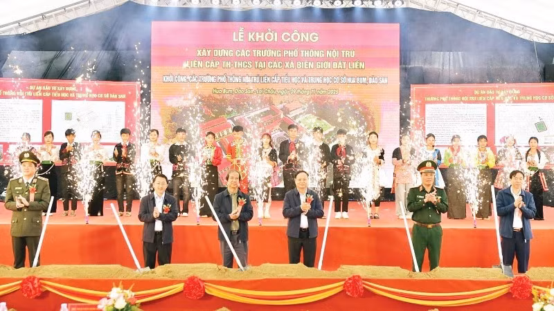 Groundbreaking ceremony for the Hua Bum inter-level boarding school for primary and lower secondary education, Lai Chau Province. (Photo: Thu Trang)