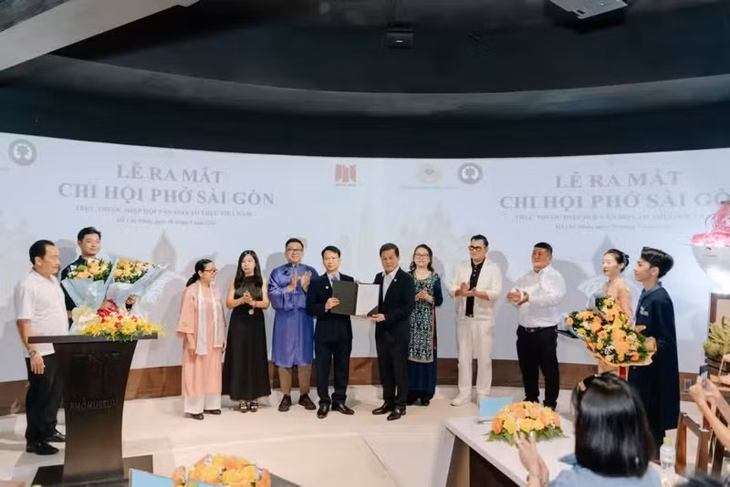 Presentation of the decision establishing the Saigon Pho Chapter.
