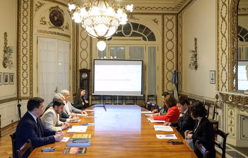 At the working session with representatives of Austral University (Photo: VNA)