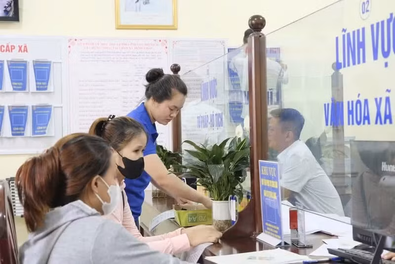 Residents complete administrative procedures at the People's Committee of Minh Chau Commune. Photo: QUOC TOAN