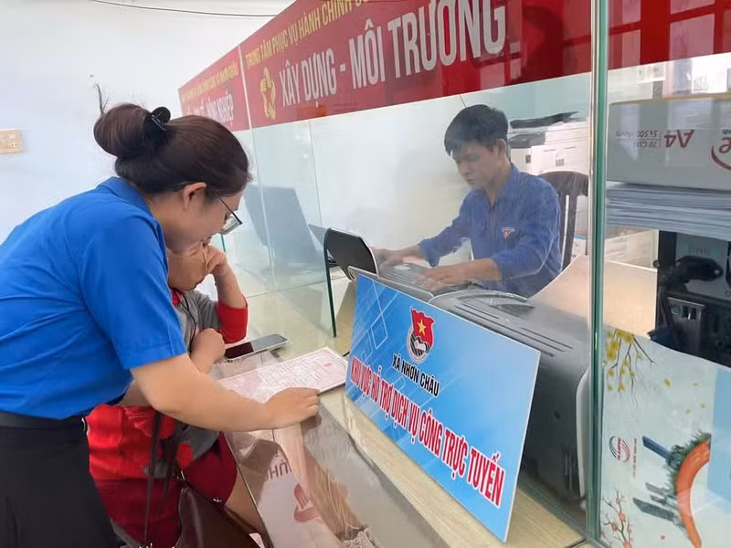 Officials and civil servants on Nhon Chau Island Commune, Gia Lai Province, work to overcome difficulties in processing administrative procedures for local residents. Photo: HOANG PHUC THANG
