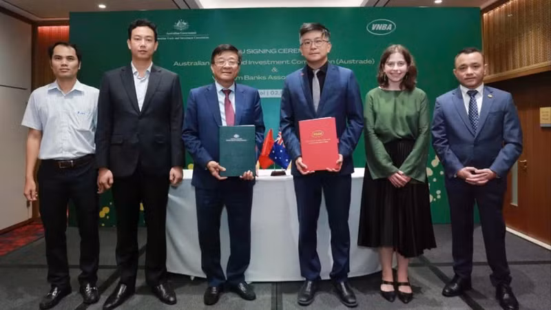 The Austrade signs a Memorandum of Understanding with the Viet Nam Banks Association. (Photo: HAI YEN)